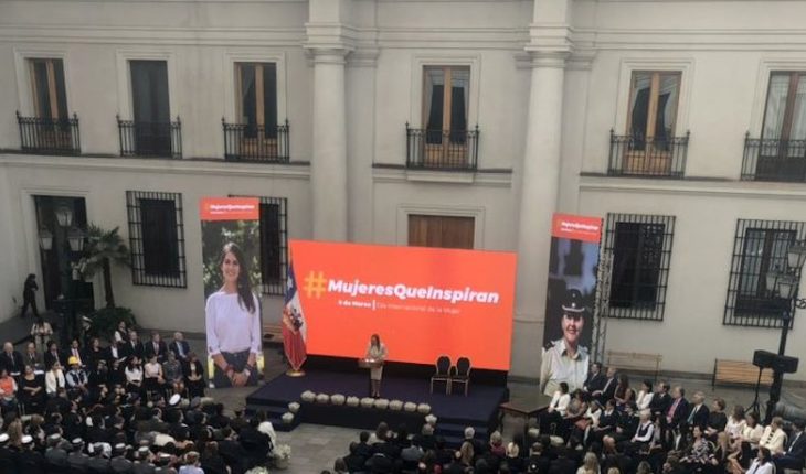 Piñera anunció proyecto para sancionar la divulgación de fotos íntimas de mujeres y destacó figura de Bachelet