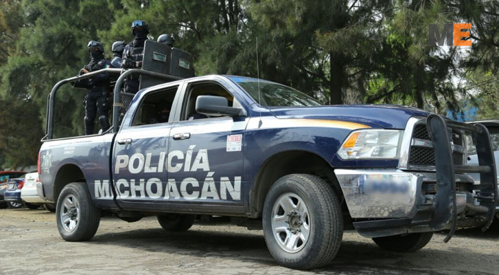 Policías capturan a 2 presuntos robacarros en Tangancícuaro, Michoacán