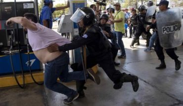 Policía de Nicaragua arresta con violencia a manifestantes