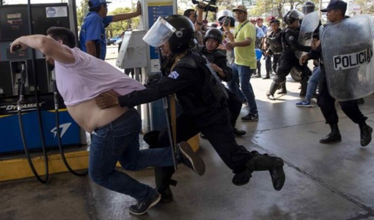 Policía de Nicaragua arresta con violencia a manifestantes