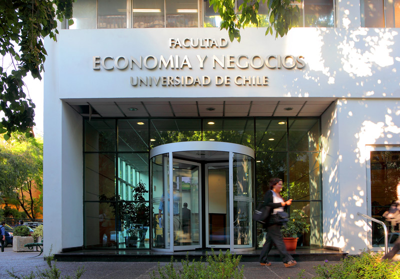 Profesionales de todo el país podrán capacitarse en los diplomados online de la Universidad de Chile