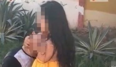 Sale nuevo video de mujer que apuñala a su novio en un motel de Iguala