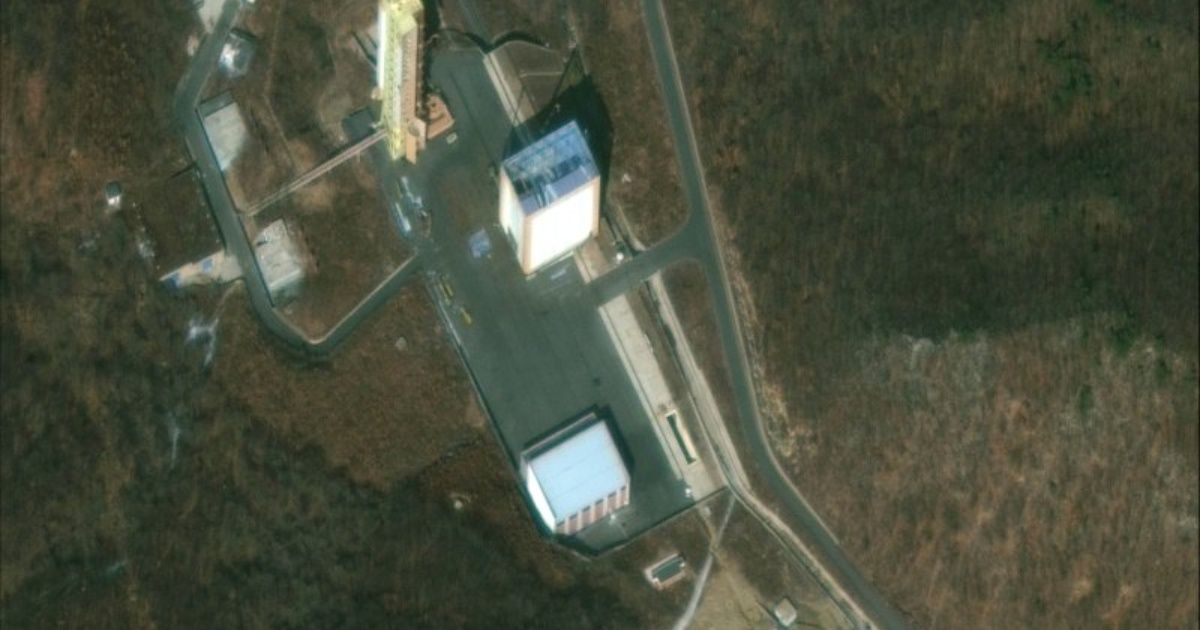 Seúl ve más movimiento de autos en centro norcoreano de ICBM