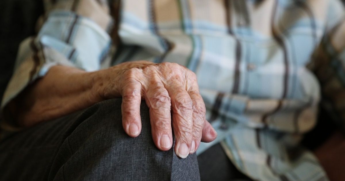 Sin saber leer, hombre de 75 años logra ciudadanía de EU gracias a su memoria
