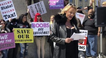 Stormy Daniels protesta contra impuesto a las desnudistas