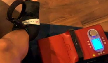 Tecatito Corona comprueba lesión en tobillo con foto