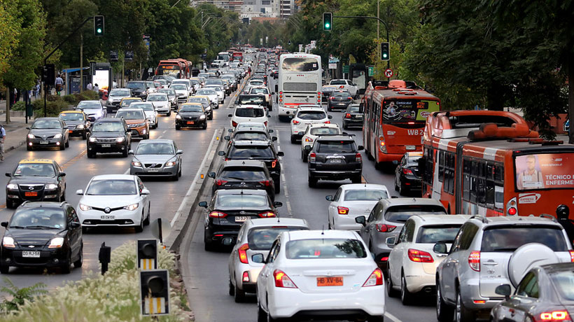 Transportes confirma que evalúa tarificación vial para enfrentar congestión de Santiago
