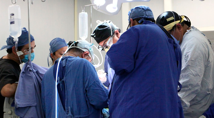 Trasplantan a un mismo paciente corazón y riñón en el Centro Médico La Raza del IMSS