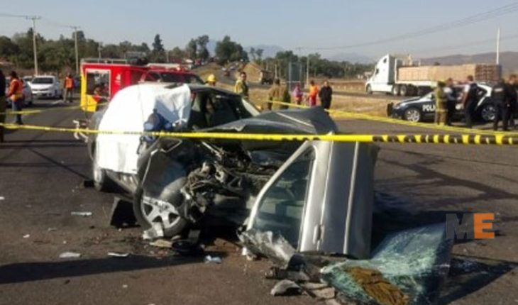 Un muerto y tres heridos en choque de auto contra tráiler, en la carretera Morelia – Pátzcuaro Un muerto y tres heridos en choque de auto contra tráiler, en la carretera Morelia