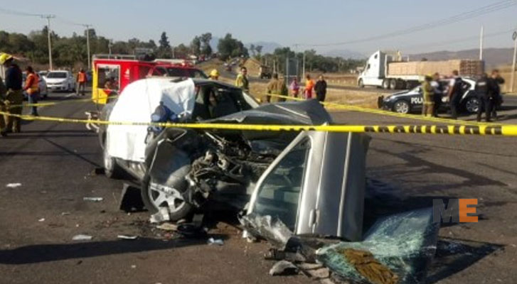 Un muerto y tres heridos en choque de auto contra tráiler, en la carretera Morelia - Pátzcuaro Un muerto y tres heridos en choque de auto contra tráiler, en la carretera Morelia