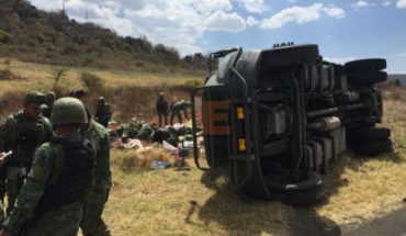 Vuelca camión militar en carretera, diez soldados heridos