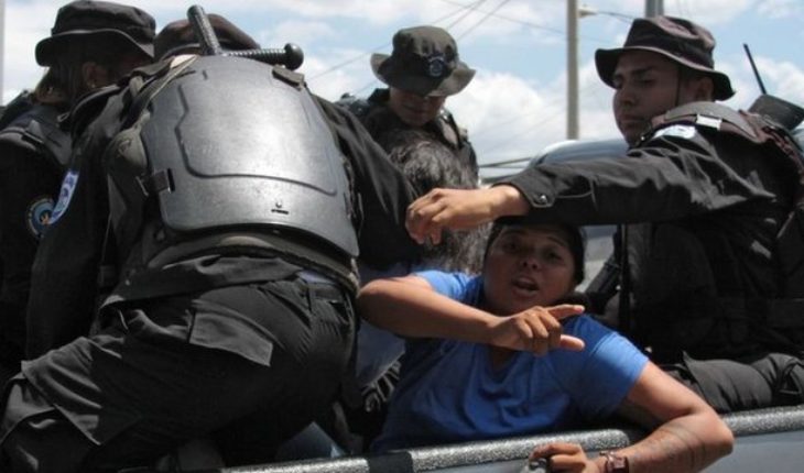 más de 100 detenidos y duras críticas a la “violencia y represión” de la policía en protesta contra el gobierno