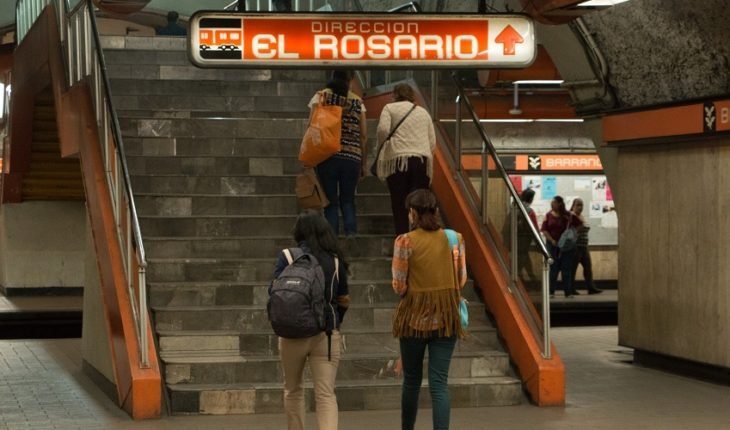 translated from Spanish: Ante fallas, cargan a personas con discapacidad en el Metro