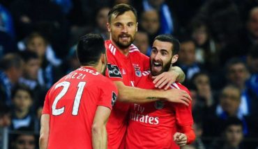 translated from Spanish: Benfica defeats to Porto and is the new leader of Portugal