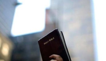 translated from Spanish: Bible signed by Trump sold for 325 dollars on eBay
