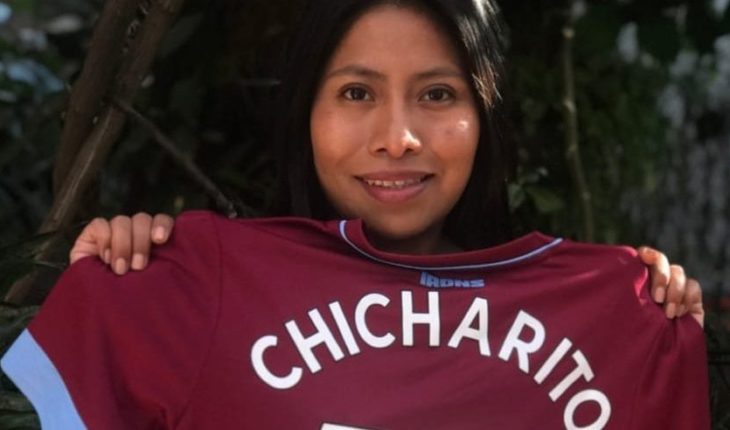 translated from Spanish: #CambiaLaHistoria, the campaign promoted by Chicharito and Yalitza