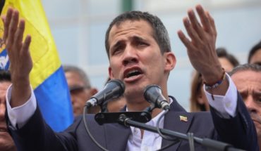 translated from Spanish: Contraloría inhabilita a Guaidó y el presidente encargado acusa una “farsa”