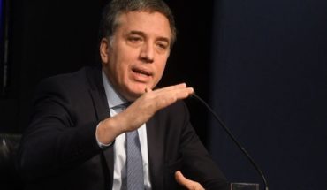 translated from Spanish: Dujovne prometió que este año los salarios le ganarán a la inflación