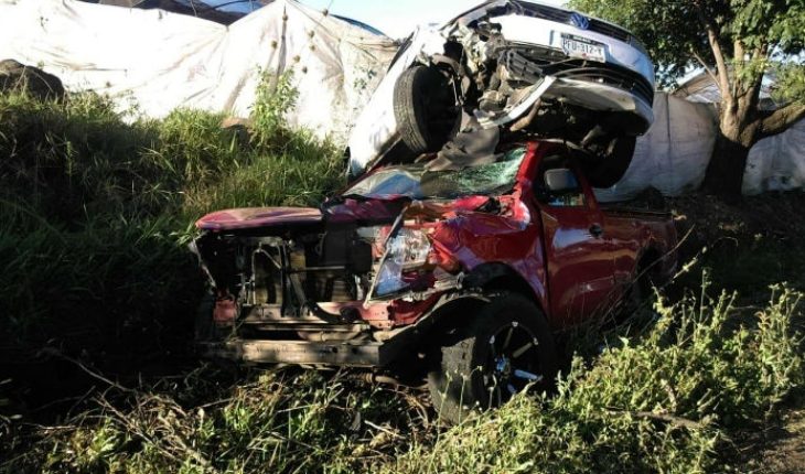 translated from Spanish: En aparatoso accidente, conductores salvan su vida de milagro en Los Reyes, Michoacán