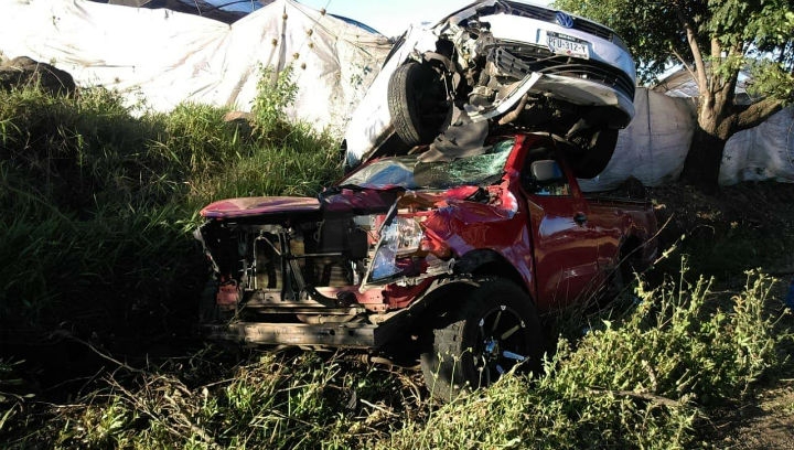 En aparatoso accidente, conductores salvan su vida de milagro en Los Reyes, Michoacán