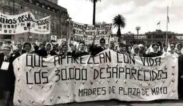 translated from Spanish: Estas son las marchas a 43 años de la última dictadura militar