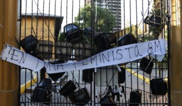 translated from Spanish: Feminist decision of the Faculty of architecture of the University of Chile squares off with the strike of the 8M