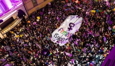 translated from Spanish: Gunfire and tear gas in the March of the women’s day in Turkey