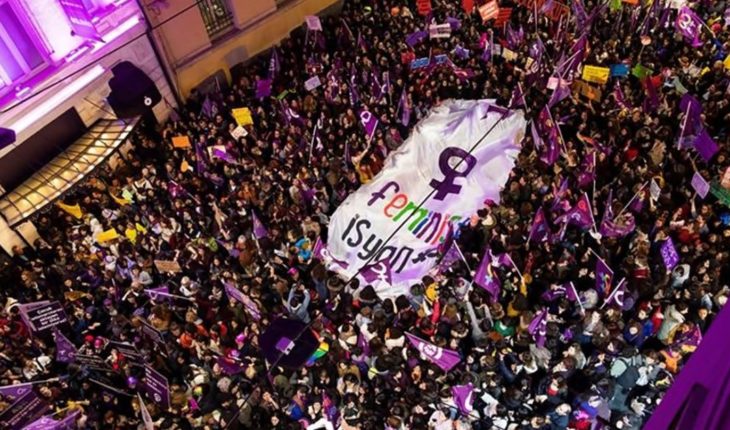 translated from Spanish: Gunfire and tear gas in the March of the women’s day in Turkey