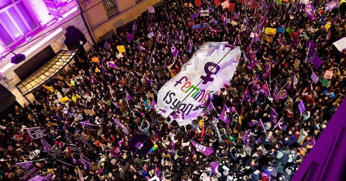 Gunfire and tear gas in the March of the women's day in Turkey