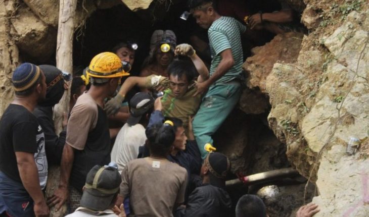 translated from Spanish: Indonesia unknown number buried after landslide at mine