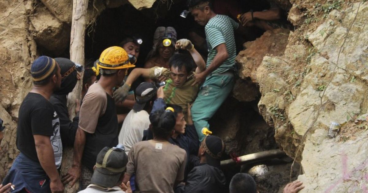 Indonesia unknown number buried after landslide at mine