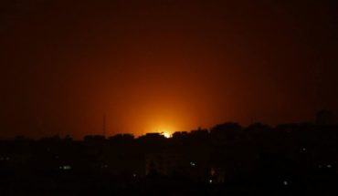 translated from Spanish: Israel bombardea blancos extremistas en la Franja de Gaza