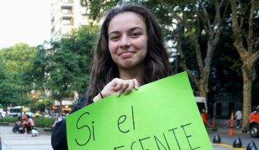 translated from Spanish: Jóvenes exigen acciones contra cambio climático