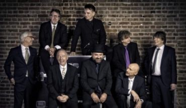 translated from Spanish: King Crimson: banda fundamental del rock progresivo debuta en Chile