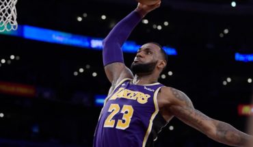 translated from Spanish: LeBron James will have fewer minutes with the Lakers