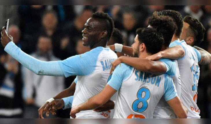 translated from Spanish: Mario Balotelli scores goal of scissors and transmits the celebration by Instagram Mario Balotelli scores goal of scissors and transmits the celebration by Instagram