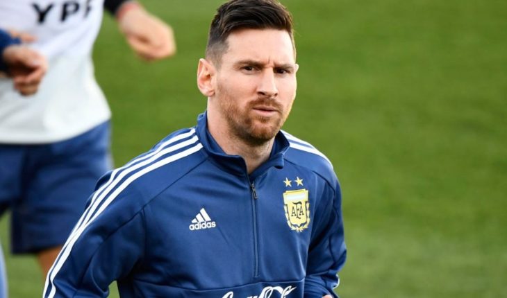 translated from Spanish: Messi, protagonista del primer entrenamiento de Argentina en Madrid