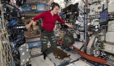 translated from Spanish: NASA cancela caminata espacial de mujeres por falta de traje