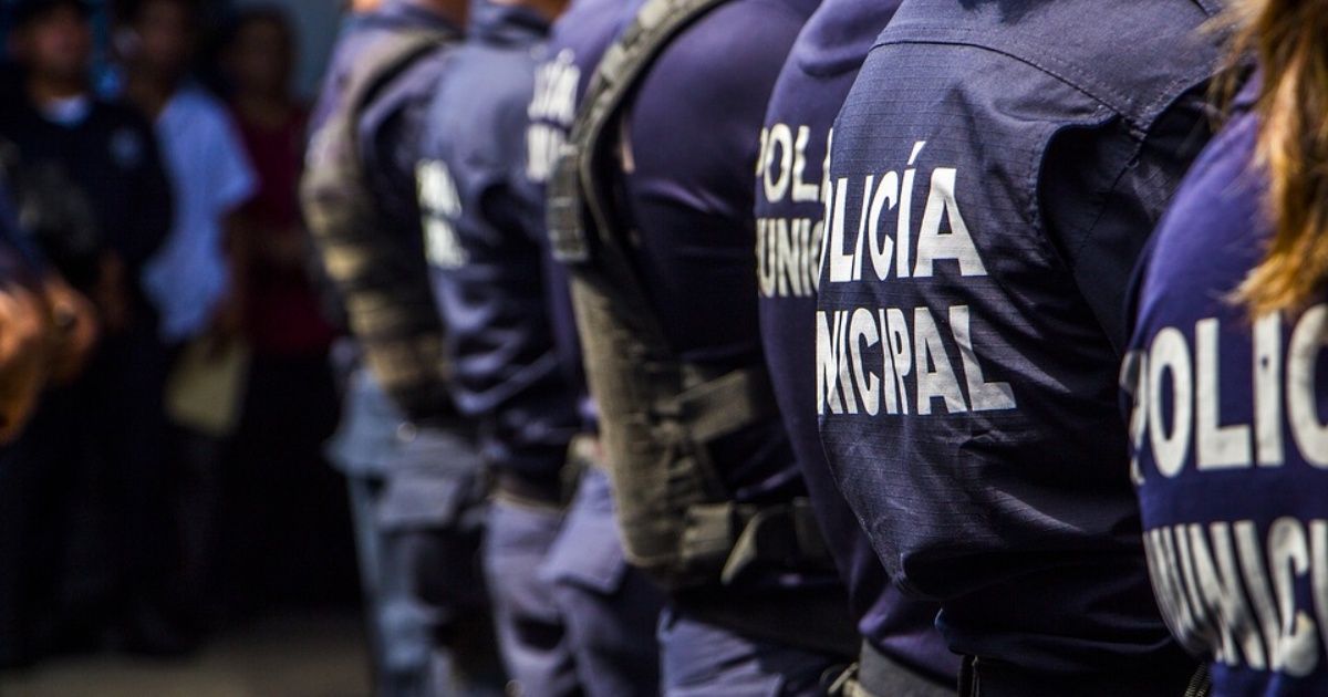 Pareja denuncia a policías por robarles 42 mil en Nuevo León