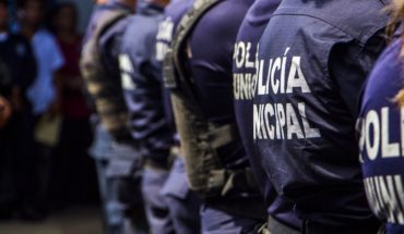 translated from Spanish: Pareja denuncia a policías por robarles 42 mil en Nuevo León