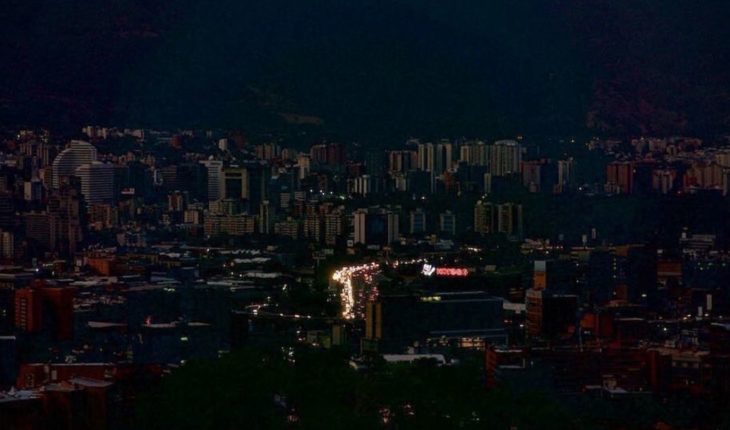 translated from Spanish: Power outage in almost all Venezuela: 20 of 23 affected States