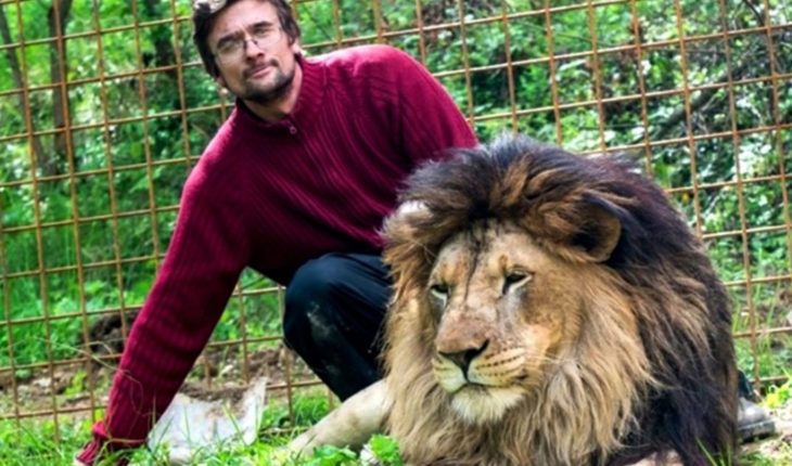 translated from Spanish: Raising Lions at home and his father found him dead in a cage