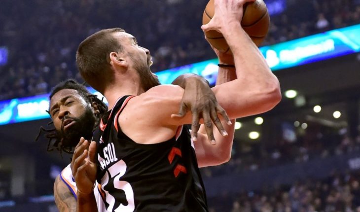 translated from Spanish: Raptors vence a Knicks pese ausencia de Kawhi Leonard