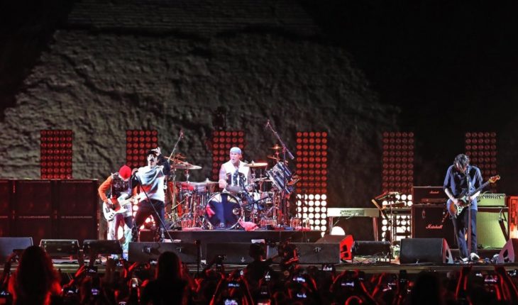 translated from Spanish: Red Hot Chili Peppers da show en las Pirámides de Egipto
