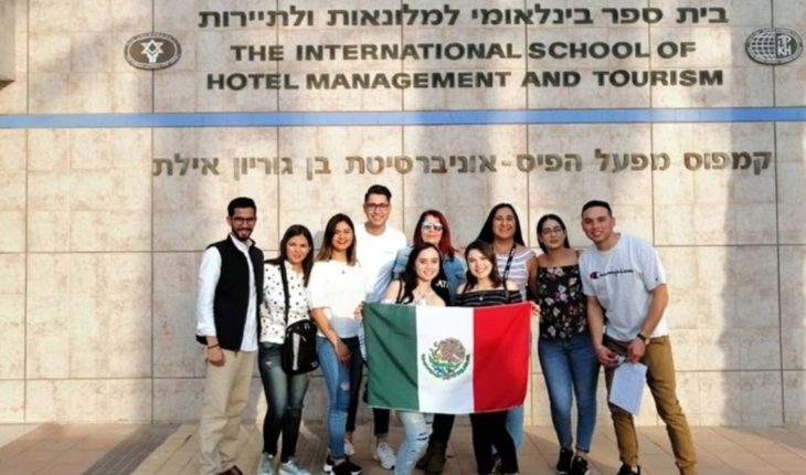 translated from Spanish: Retienen en Israel a alumnos mexicanos