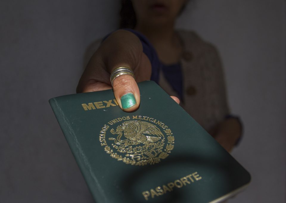 SRE recontrató sin licitación a empresa para emitir pasaportes