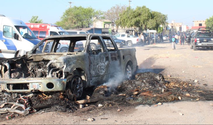 translated from Spanish: Second day of blockades and burning of cars in Guanajuato