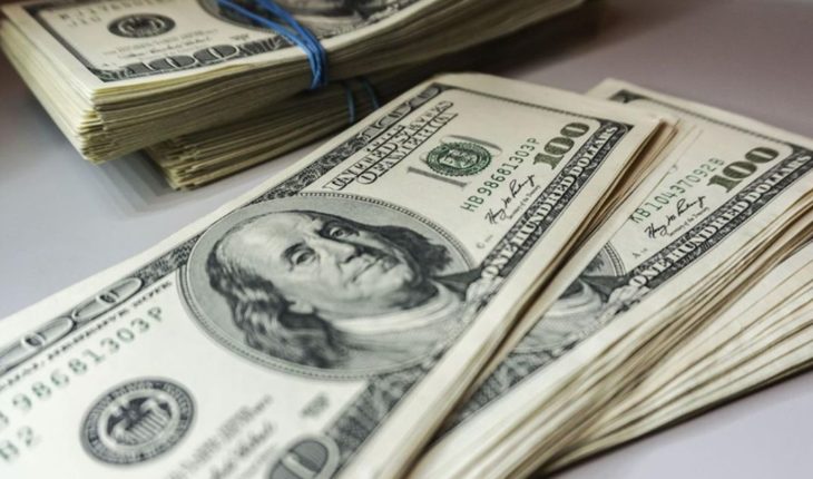 translated from Spanish: The dollar closed a $42,20 hot week after a strong rise in rates