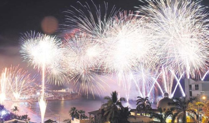 translated from Spanish: Thus the spectacular Naval Battle in the international Carnival of Mazatlan 2019 is lived