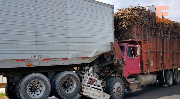 Tráiler y camión colisionan, por fortuna no hubo heridos en Tocumbo, Michoacán